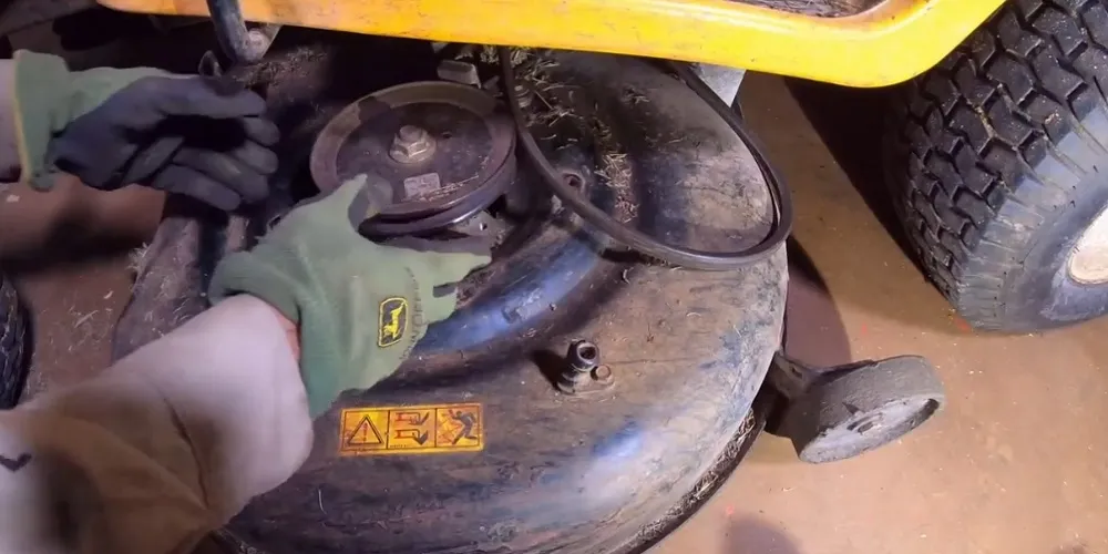 Step 3 Remove the damaged spindle assembly